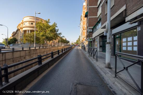  Local comercial en Avda. Madrid, frente a la antigua Facultad de Medicina. - GRANADA 