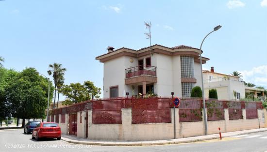 Chalet con jardin y piscina en Oliva - VALENCIA