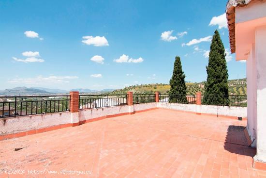 Compuesta por 3 plantas y una ultima con terraza solárium. Situada en una zona centrica - GRANADA