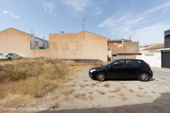 SOLAR URBANO EN DÚRCAL CENTRO DE SALUD - GRANADA