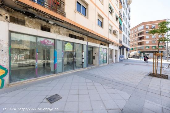 EXCLUSIVO LOCAL EN ARABIAL FRENTE HIPERCOR - GRANADA