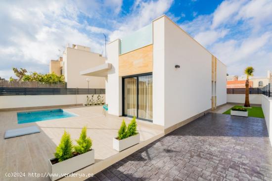 Villas de lujo en exclusiva urbanización  en Torrevieja - ALICANTE