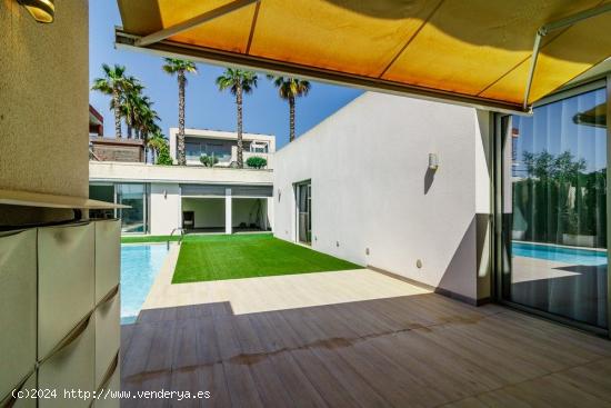 Villa de lujo con la piscina privada y parking - ALICANTE