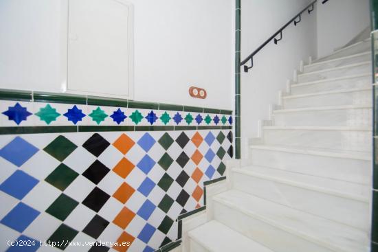 Casa dividida en 4 apartamentos - GRANADA