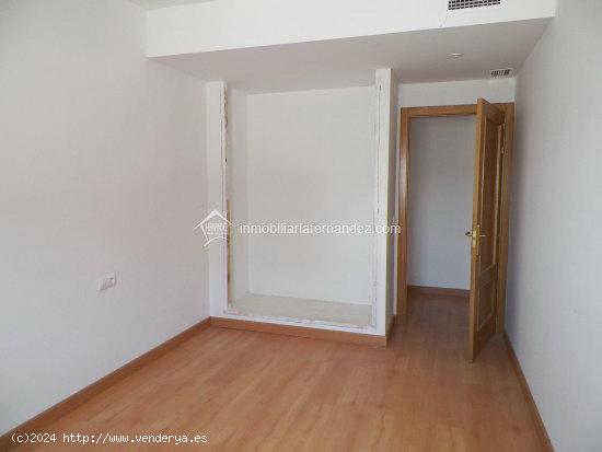 Apartamento con patio de 25 metros - CACERES