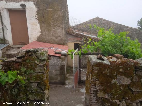 Casa con terreno en Montánchez - CACERES