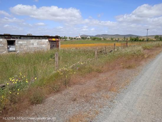  Parcela 20.000 m2 con 20 m2 de construcción con charca en Valdesalor - CACERES 