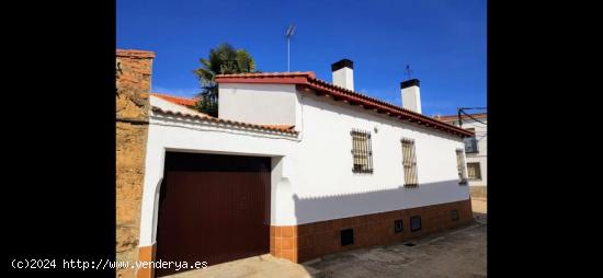 Casa independiente con patio de 20 metros - CACERES