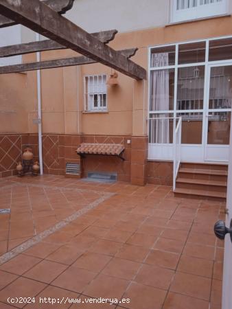 Unifamiliar reformado con patio en el Casar de Cáceres - CACERES