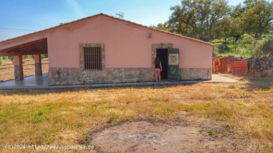 Parcela de 1 hectarea con chalet nuevo de 150 m2 en Arroyomolinos - CACERES