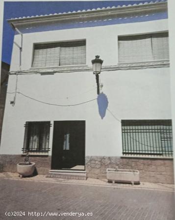 Local comercial/bar de 2 plantas en Torre de Santa María - CACERES