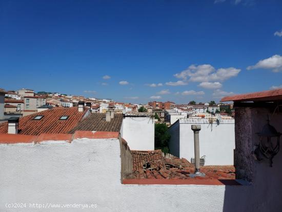 Piso con gran terraza en parte antigua - CACERES