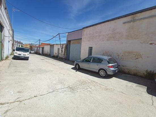  Se vende nave industrial dividida actualmente en varios negocios y una vivienda !!! - CACERES 