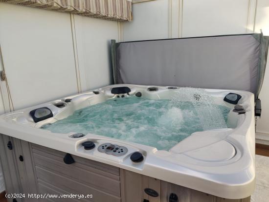 Precioso ático en el centro de Calpe, con varias terrazas y zona de jacuzzi y ducha al exterior. - 