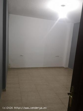 Se vende piso de planta baja en residencial en Adra. - ALMERIA