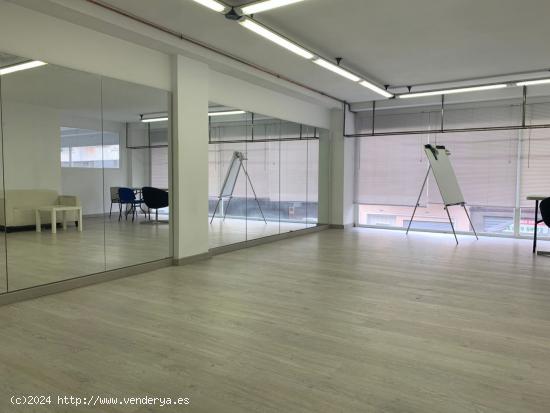 Alquiler con opción a compra de local con altillo y terraza de 70 m2 - ALICANTE