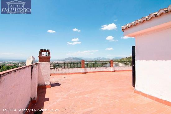 Compuesta por 3 plantas y una ultima con terraza solárium. Situada en una zona centrica - GRANADA