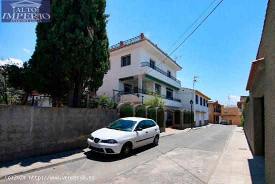 Solar en el centro de Jun, Urbano, dando a dos calles, zona sin ruidos, con todos los comercios a do