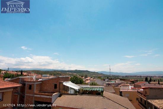 Solar en el centro de Jun, Urbano, dando a dos calles, zona sin ruidos, con todos los comercios a do