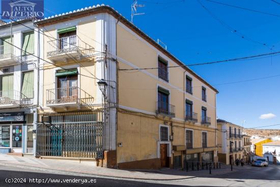 Espectacular edificio a 3 calles con vivienda y locales comerciales en pleno centro de Alhama de Gr 