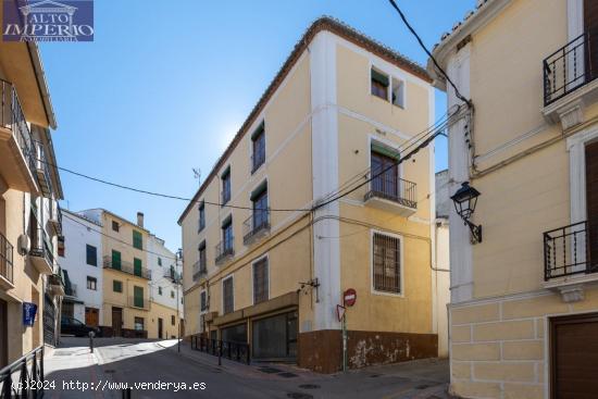 Espectacular edificio a 3 calles con vivienda y locales comerciales en pleno centro de Alhama de Gr 