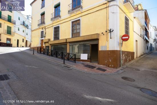 Espectacular edificio a 3 calles con vivienda y locales comerciales en pleno centro de Alhama de Gr 