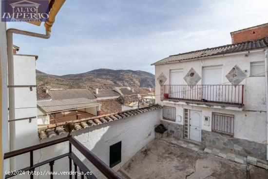 Bonita casa con 3 habitaciones, 2 baños, salón y patio situada en pleno centro de Colomera. - GRAN