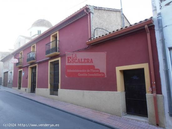 ADOSADO EN DOS PLANTAS EN CENTRO SALINAS - ALICANTE