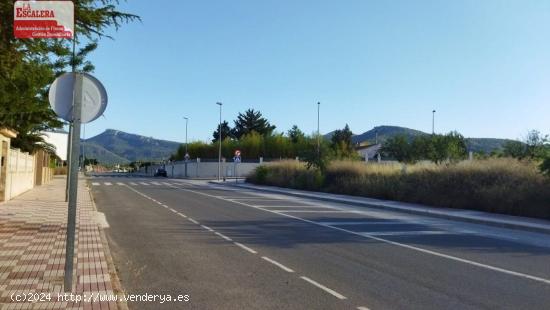 SOLAR URBANIZADO QUE SEGÚN LA NORMATIVA DA PARA HACER 6 ADOSADOS. - ALICANTE