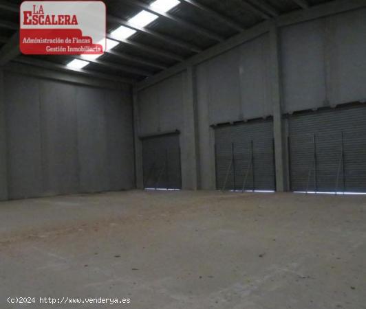 Se vende nave industrial con 8 puertas, Finestrat - ALICANTE