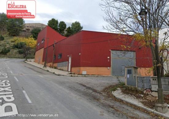 Nave industrial en polígono cotes baixes, SE VENDE CON OCUPAS - ALICANTE