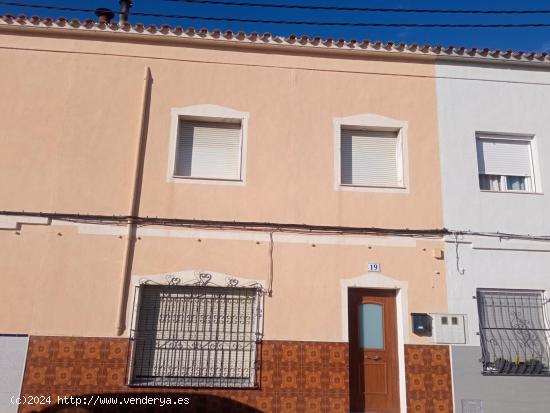 CASA ADOSADA DE DOS PLANTAS CON PATIO EN COCENTAINA--Cerca del Odón - ALICANTE