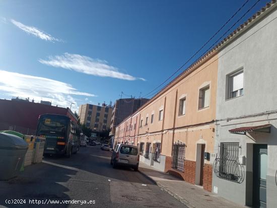 CASA ADOSADA DE DOS PLANTAS CON PATIO EN COCENTAINA--Cerca del Odón - ALICANTE