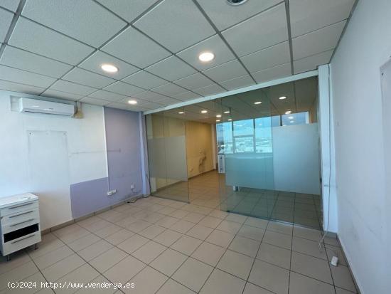 SE ALQUILA LOCAL COMERCIAL , EN PRIMERA PLANTA IDEAL PARA OFICINAS, ACADEMIAS, COSULTAS DE TODO TIPO