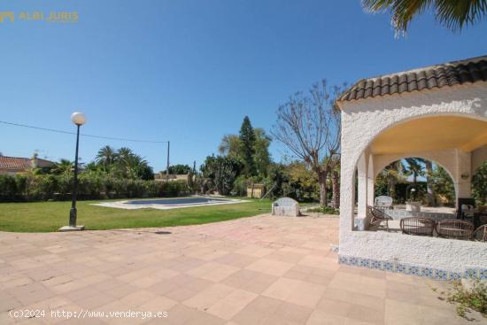 Villa bien ubicada con piscina y almacén - ALICANTE