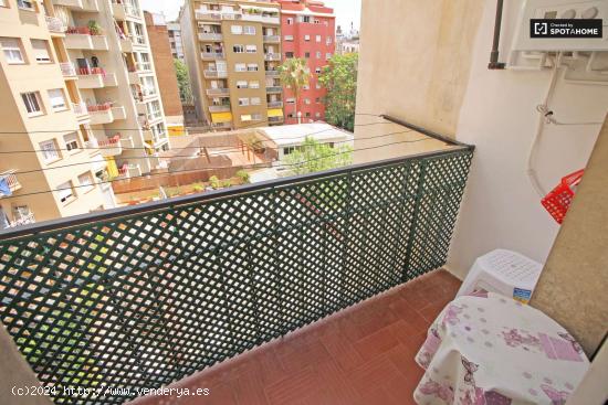  Habitación equipada con ventana con patio interior en piso compartido, Eixample - BARCELONA 