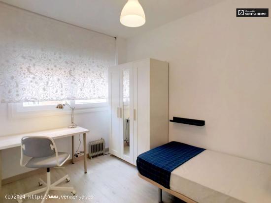 Bonita habitación en alquiler en apartamento de 5 dormitorios en Puente de Vallecas. - MADRID