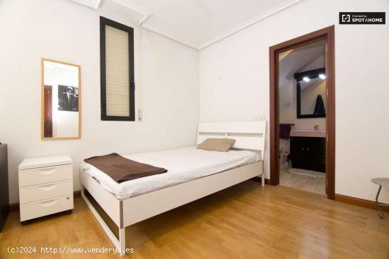 Luminosa habitación con calefacción en apartamento de 7 dormitorios, Tetuán - MADRID