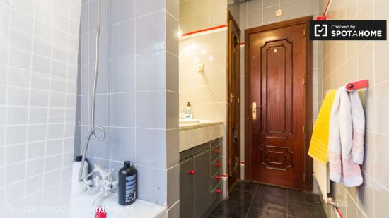 Luminosa habitación con calefacción en apartamento de 7 dormitorios, Tetuán - MADRID