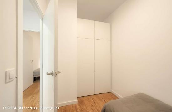 Se alquila habitación en apartamento de 3 dormitorios en Barcelona - BARCELONA