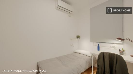 Se alquila habitación en apartamento de 3 dormitorios en Barcelona - BARCELONA