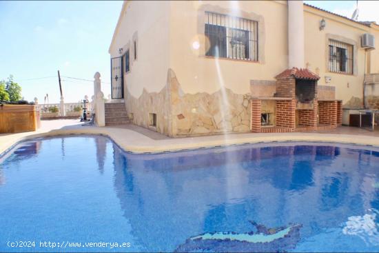 GRAN CHALET CON PISCINA PRIVADA EN LA ZONA DE COLOMA, LA NUCIA - ALICANTE