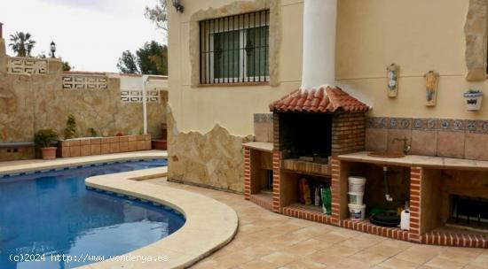 GRAN CHALET CON PISCINA PRIVADA EN LA ZONA DE COLOMA, LA NUCIA - ALICANTE