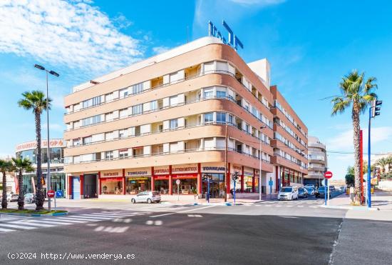 EN VENTA GRAN PISO EN TORREVIEJA, ZONA CORTES VALENCIANAS,  EN LA PLAYA DEL CURA - ALICANTE