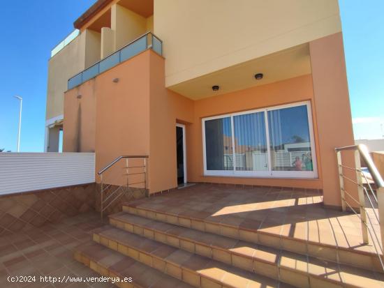 PAREADO CON PISCINA EN PLAYA DE BURRIANA - CASTELLON