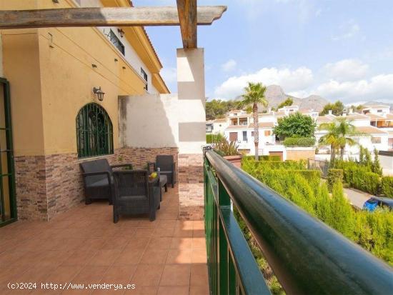 ¡Casa adosada con jardín y garaje doble en La Nucía! - ALICANTE