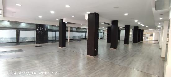 **SE ALQUILA LOCAL EN ARABIAL  113, RONDA- ARABIAL.** - GRANADA