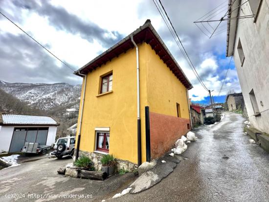 CASA EN LA MONTAÑA LISTA PARA VIVIR Y CASA DE PIEDRA ADOSADA EN EL MONTE ASTURIANO - ASTURIAS