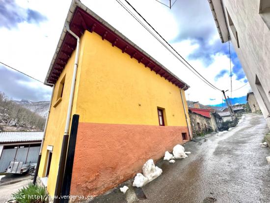 CASA EN LA MONTAÑA LISTA PARA VIVIR Y CASA DE PIEDRA ADOSADA EN EL MONTE ASTURIANO - ASTURIAS