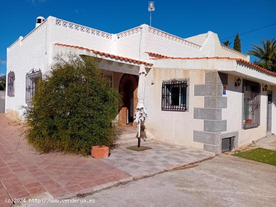 CHALET INDEPENDIENTE CON PISCINA CERCA DEL PUEBLO CON VISTAS AL MAR DESPEJADAS - ALICANTE